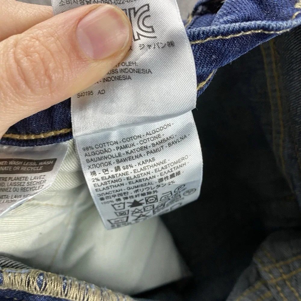 Levis some paint
